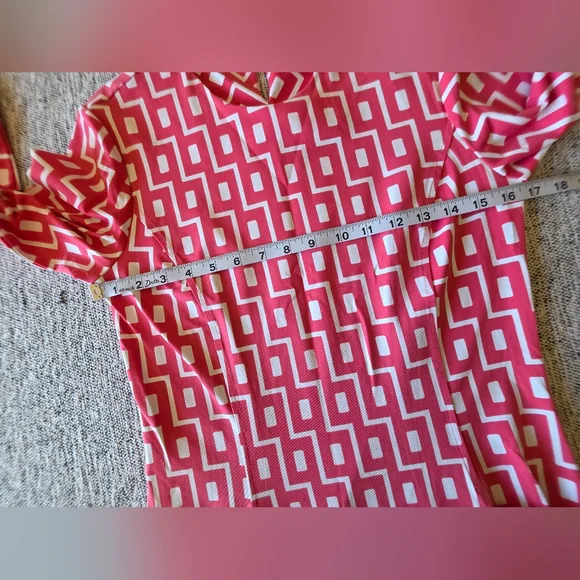 J. McLaughlin Pink and White Geometric Shift - Picture 5 of 8